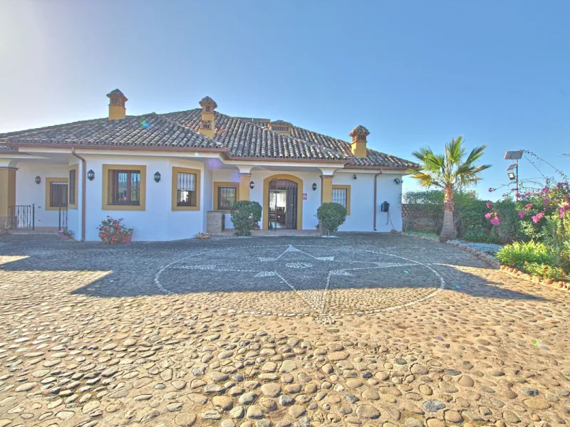 House - Finca - Cortijo в продаже в Estepona, Málaga. В доме 5 спален и 4 ванных комнат. Площадь дома 465 м². Площадь участка 61629 м²