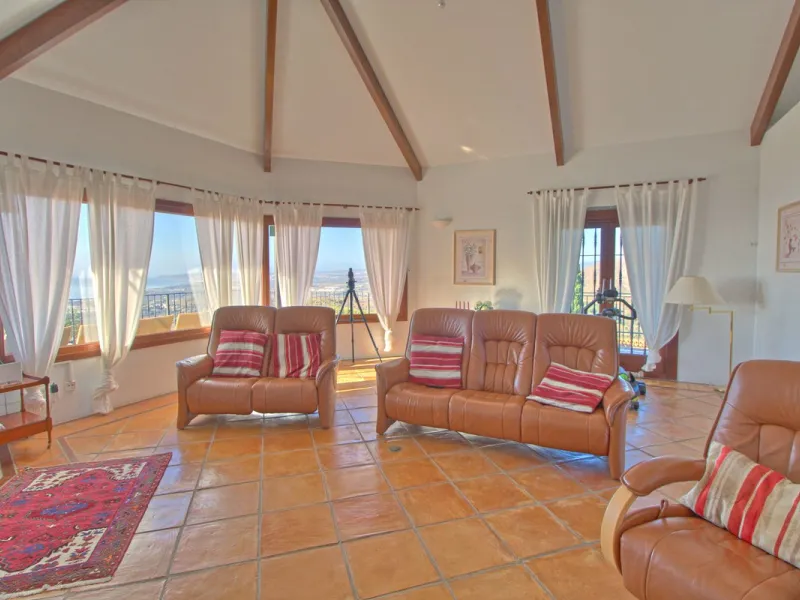 House - Finca - Cortijo в продаже в Estepona, Málaga. В доме 5 спален и 4 ванных комнат. Площадь дома 465 м². Площадь участка 61629 м²