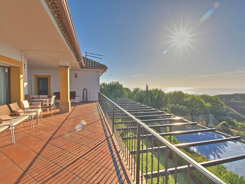 House - Finca - Cortijo в продаже в Estepona, Málaga. В доме 5 спален и 4 ванных комнат. Площадь дома 465 м². Площадь участка 61629 м²