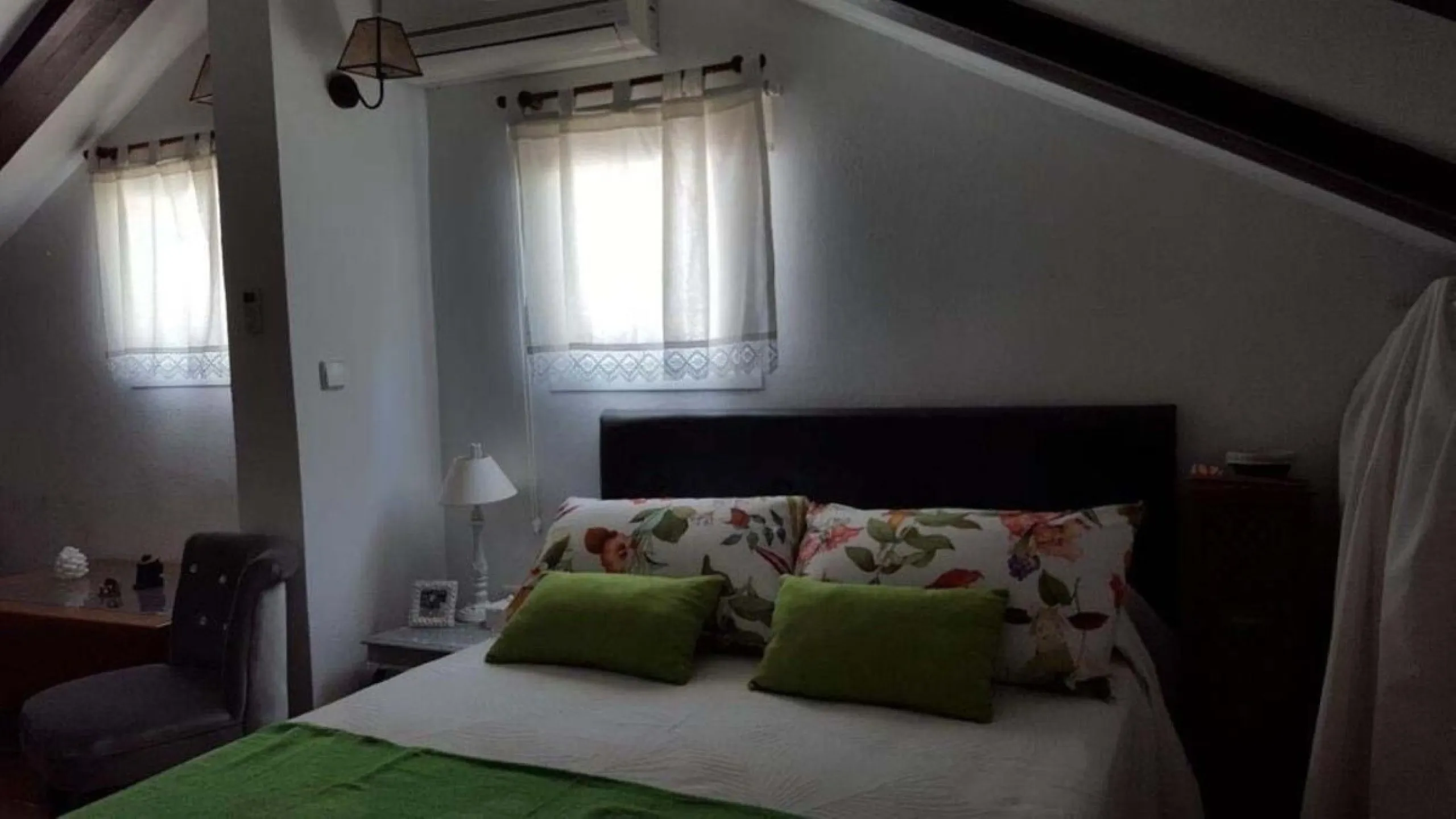 Fantastic townhouse for sale in Los Naranjos. It has 4 bedrooms, 2 bathrooms, guest toilette, spacious lounge and dining area with big porche, fully fitted kitchen, another porche at the entrance and 2 terraces. The complex has very nice pool and garden a