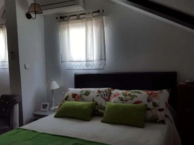 Fantastic townhouse for sale in Los Naranjos. It has 4 bedrooms, 2 bathrooms, guest toilette, spacious lounge and dining area with big porche, fully fitted kitchen, another porche at the entrance and 2 terraces. The complex has very nice pool and garden a
