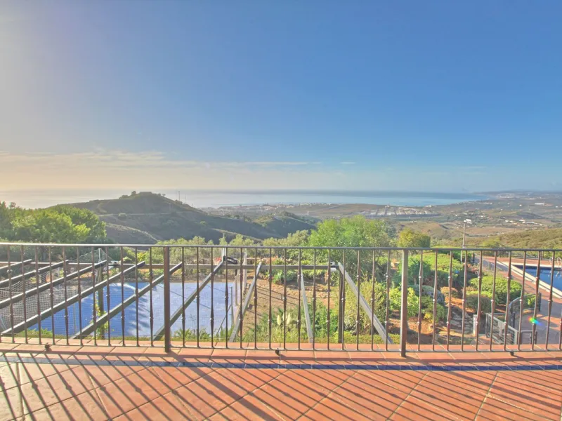 House - Finca - Cortijo в продаже в Estepona, Málaga. В доме 5 спален и 4 ванных комнат. Площадь дома 465 м². Площадь участка 61629 м²