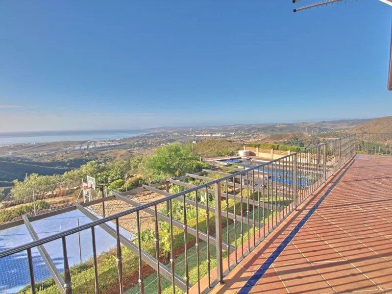 House - Finca - Cortijo в продаже в Estepona, Málaga. В доме 5 спален и 4 ванных комнат. Площадь дома 465 м². Площадь участка 61629 м²
