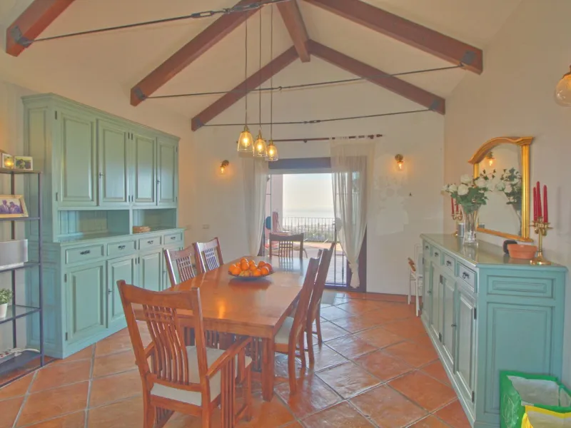 House - Finca - Cortijo в продаже в Estepona, Málaga. В доме 5 спален и 4 ванных комнат. Площадь дома 465 м². Площадь участка 61629 м²