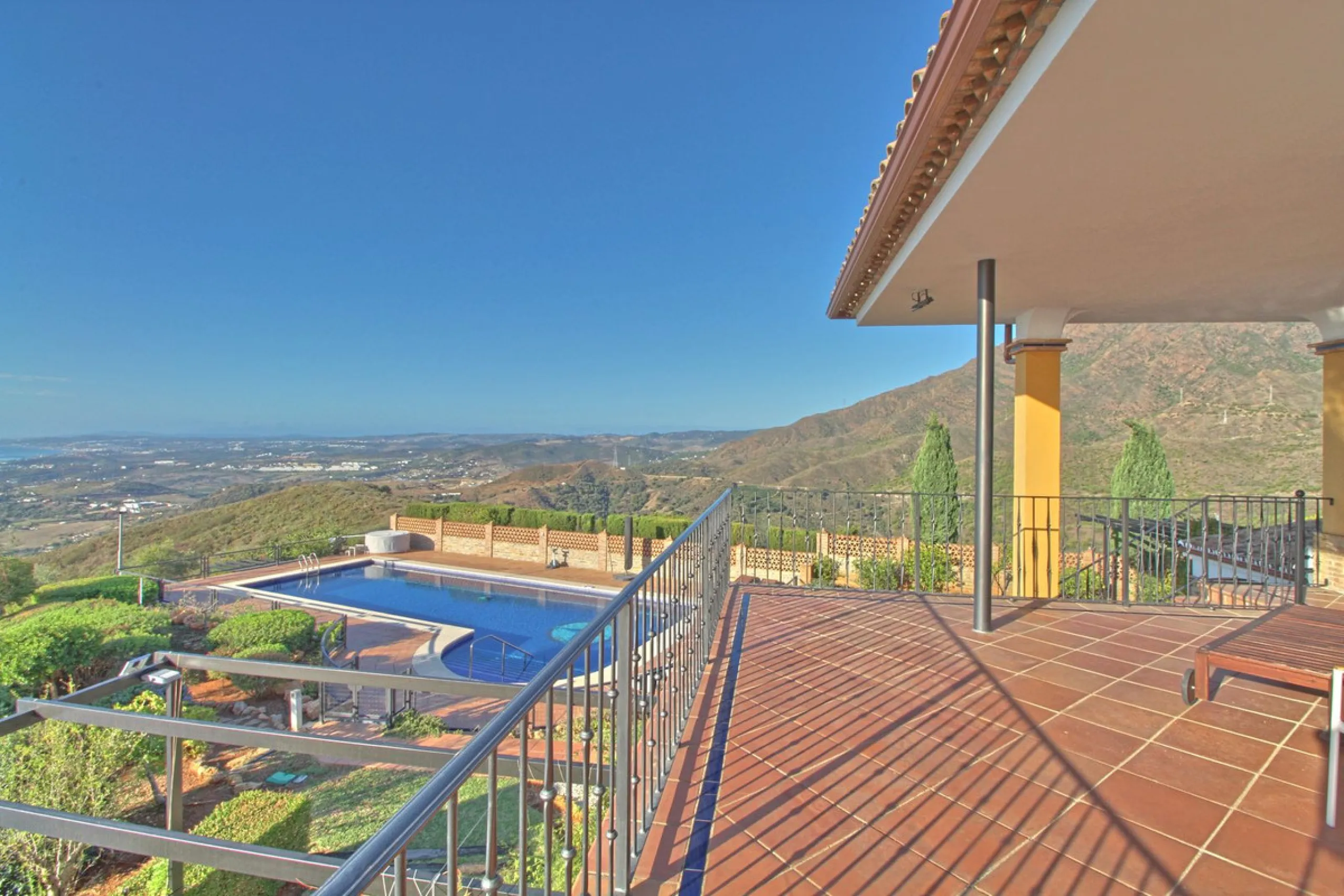 House - Finca - Cortijo в продаже в Estepona, Málaga. В доме 5 спален и 4 ванных комнат. Площадь дома 465 м². Площадь участка 61629 м²