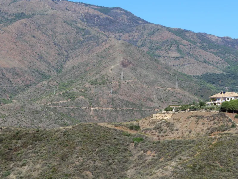 House - Finca - Cortijo в продаже в Estepona, Málaga. В доме 5 спален и 4 ванных комнат. Площадь дома 465 м². Площадь участка 61629 м²