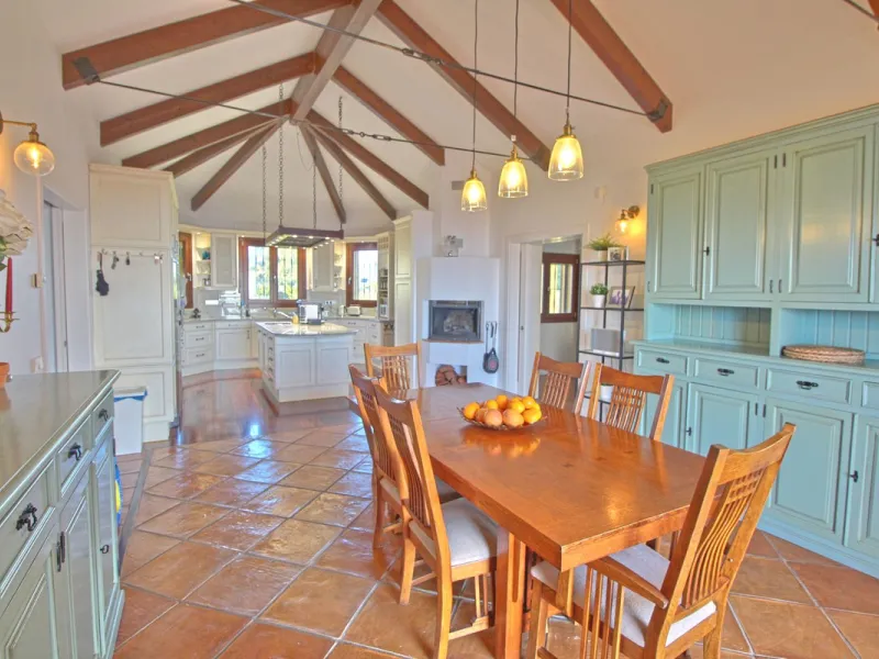 House - Finca - Cortijo в продаже в Estepona, Málaga. В доме 5 спален и 4 ванных комнат. Площадь дома 465 м². Площадь участка 61629 м²