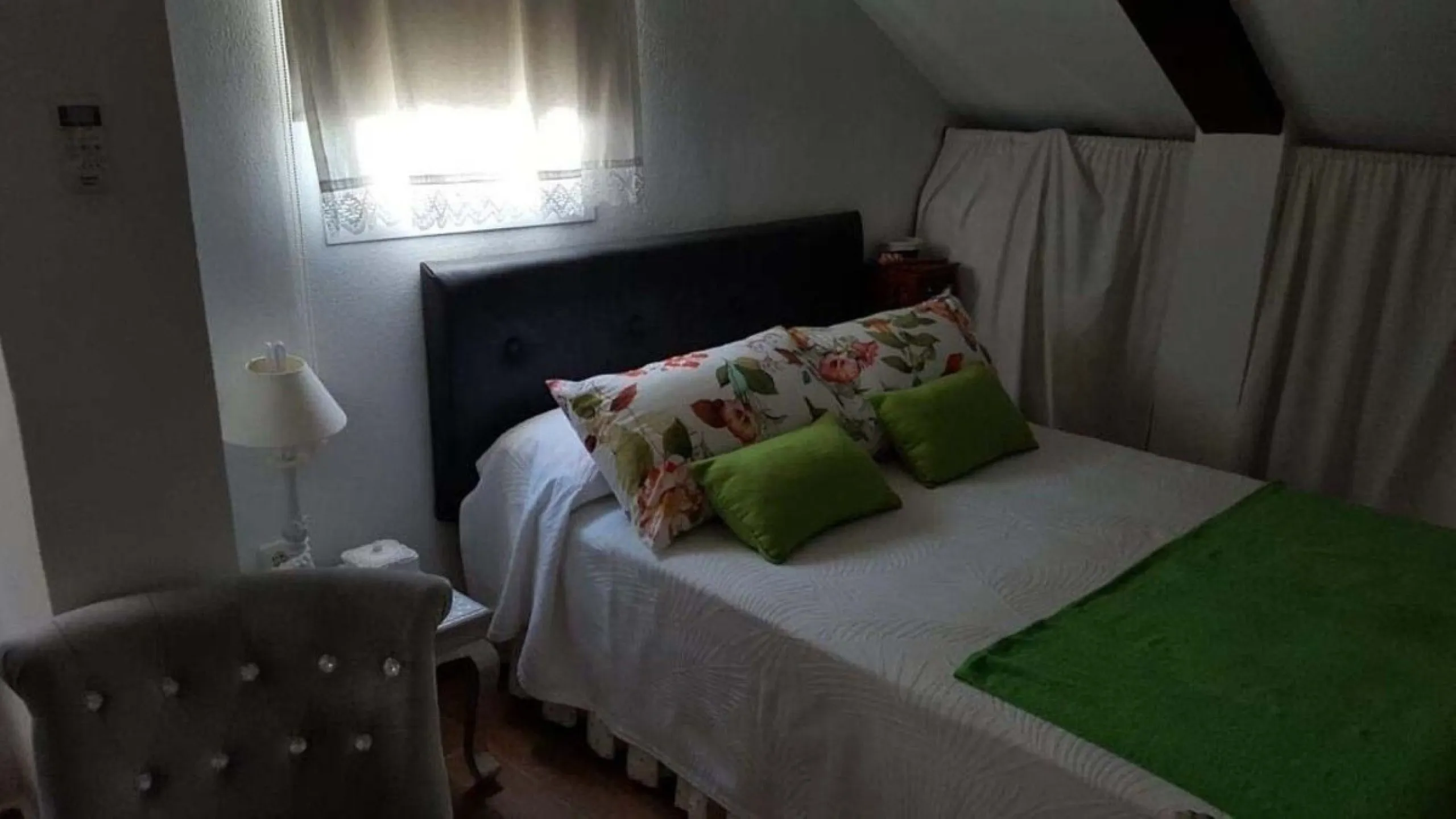 Fantastic townhouse for sale in Los Naranjos. It has 4 bedrooms, 2 bathrooms, guest toilette, spacious lounge and dining area with big porche, fully fitted kitchen, another porche at the entrance and 2 terraces. The complex has very nice pool and garden a