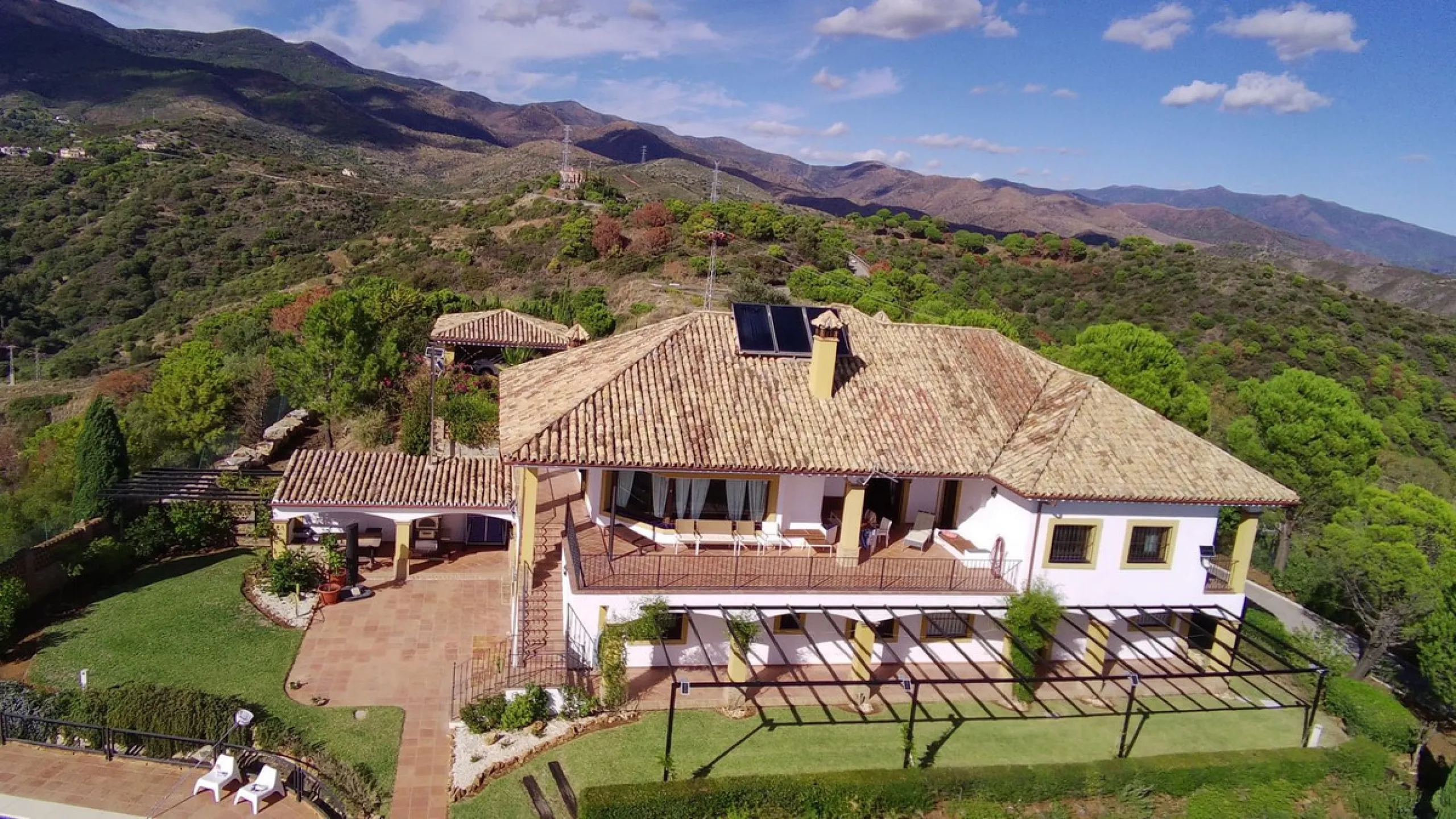 House - Finca - Cortijo в продаже в Estepona, Málaga. В доме 5 спален и 4 ванных комнат. Площадь дома 465 м². Площадь участка 61629 м²