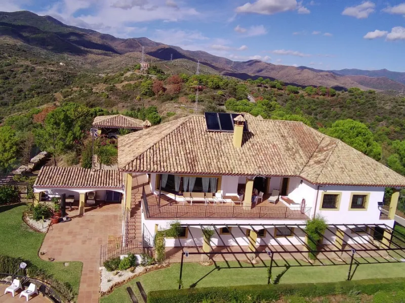 House - Finca - Cortijo в продаже в Estepona, Málaga. В доме 5 спален и 4 ванных комнат. Площадь дома 465 м². Площадь участка 61629 м²