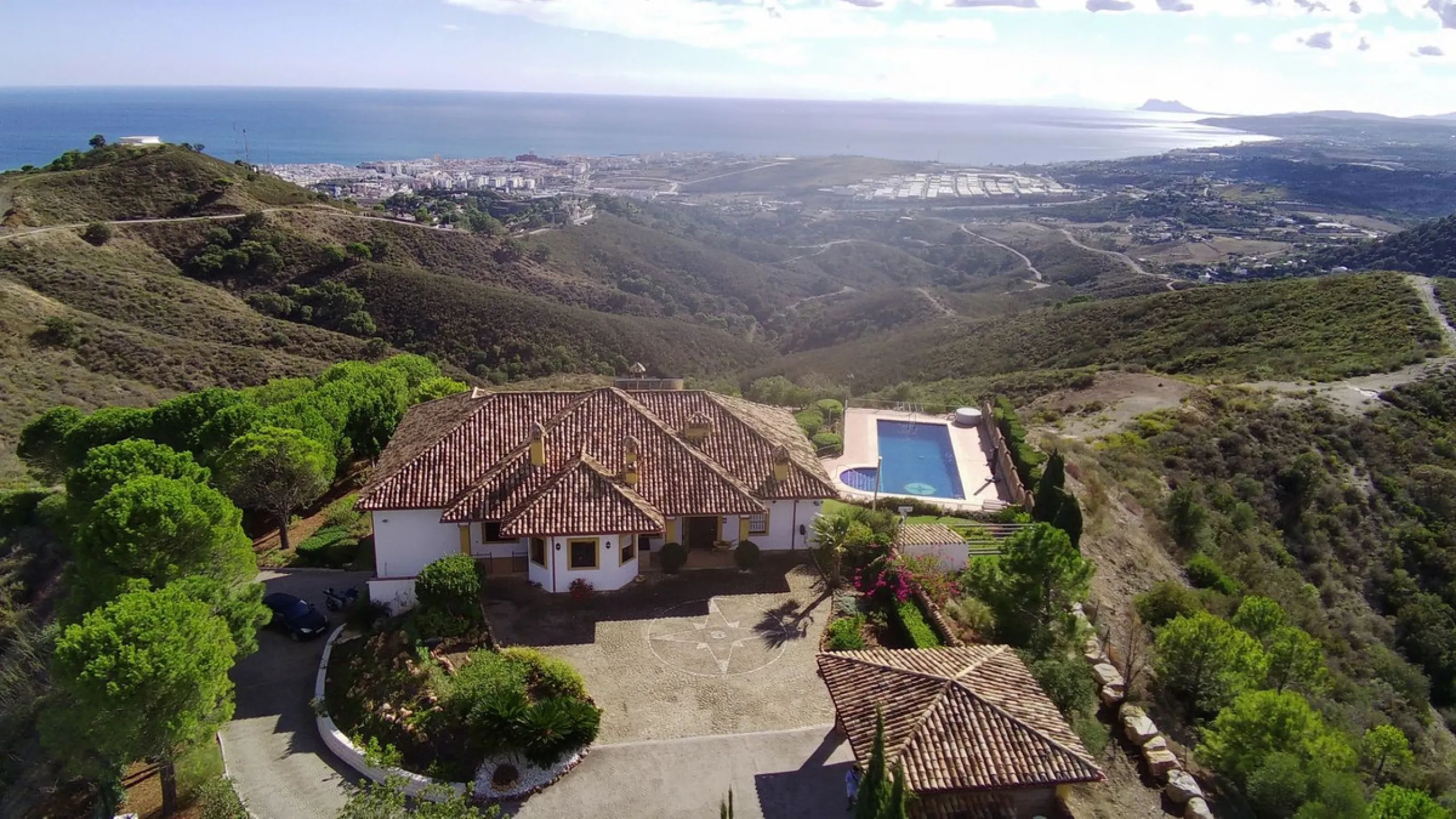 House - Finca - Cortijo в продаже в Estepona, Málaga. В доме 5 спален и 4 ванных комнат. Площадь дома 465 м². Площадь участка 61629 м²