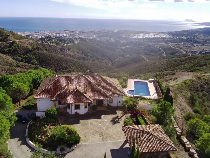 House - Finca - Cortijo в продаже в Estepona, Málaga. В доме 5 спален и 4 ванных комнат. Площадь дома 465 м². Площадь участка 61629 м²