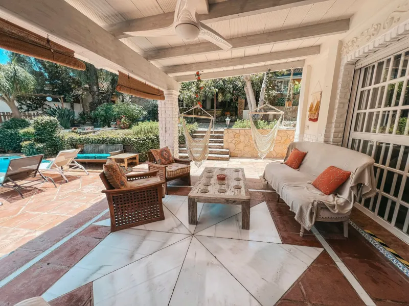 Diese außergewöhnliche Villa in der begehrten Wohngegend Los Jazmines von San Pedro de Alcantara, Malaga, bietet eine ausgezeichnete Gelegenheit für Wohnzwecke oder eine rentable Investition. Das Objekt verfügt über einen gültigen