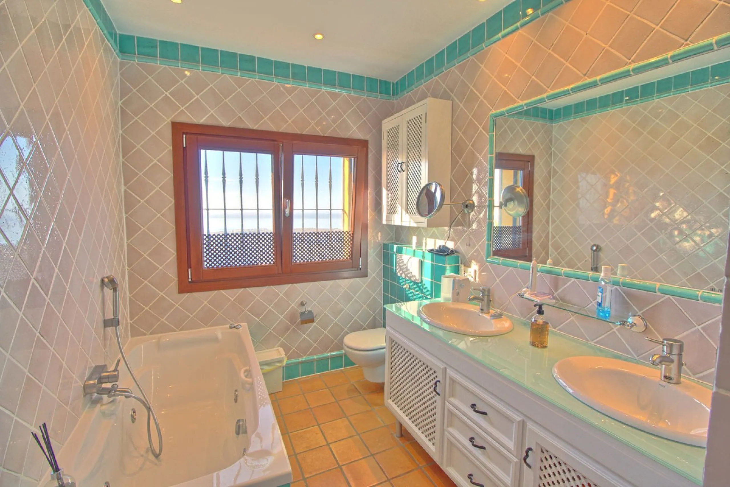 House - Finca - Cortijo в продаже в Estepona, Málaga. В доме 5 спален и 4 ванных комнат. Площадь дома 465 м². Площадь участка 61629 м²