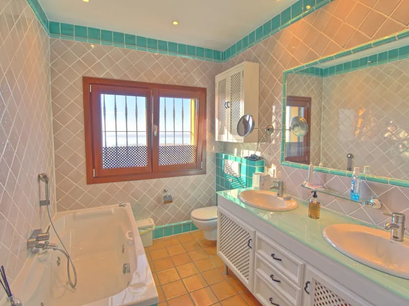 House - Finca - Cortijo в продаже в Estepona, Málaga. В доме 5 спален и 4 ванных комнат. Площадь дома 465 м². Площадь участка 61629 м²