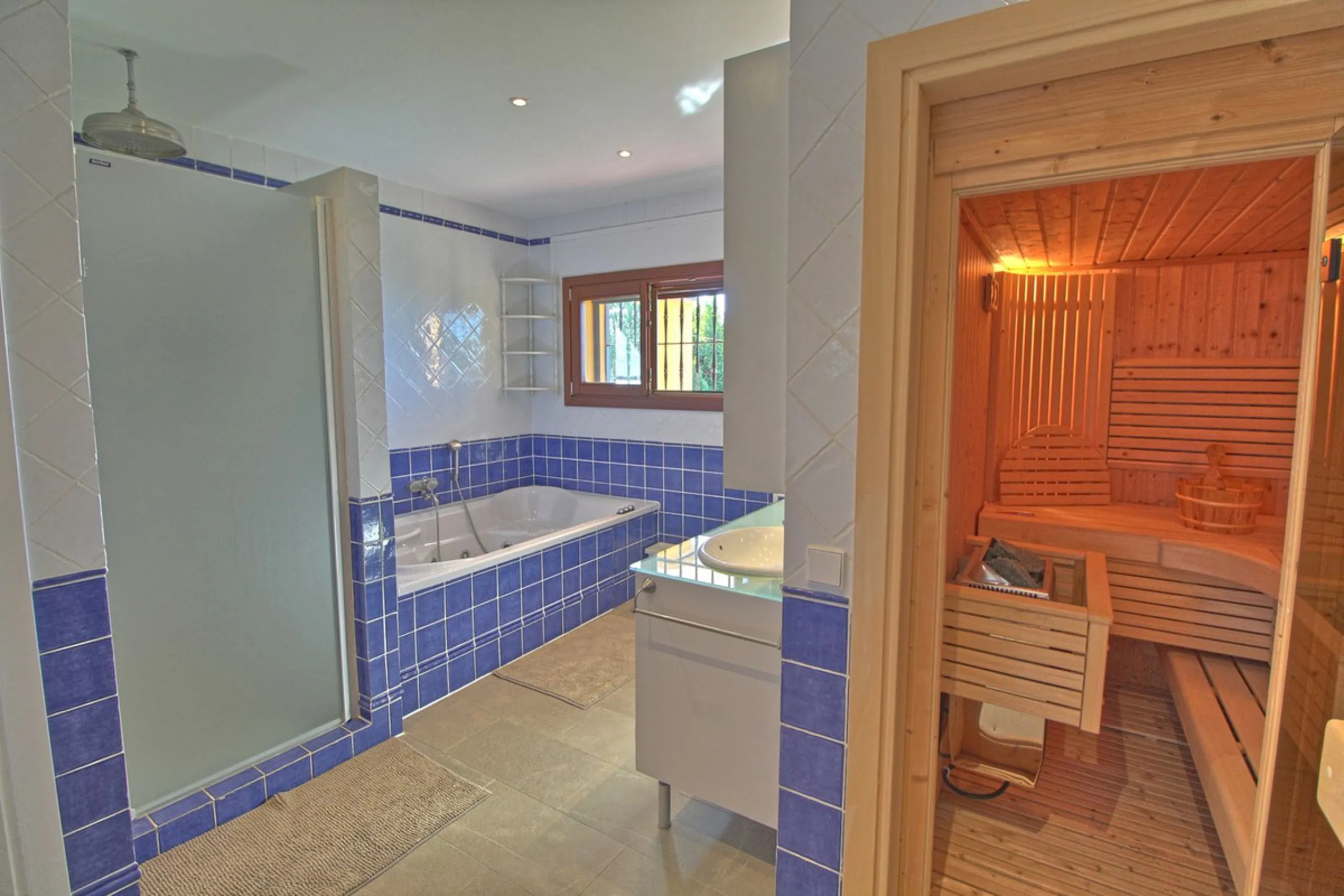 House - Finca - Cortijo в продаже в Estepona, Málaga. В доме 5 спален и 4 ванных комнат. Площадь дома 465 м². Площадь участка 61629 м²