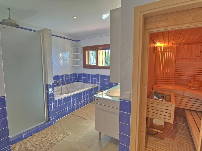 House - Finca - Cortijo в продаже в Estepona, Málaga. В доме 5 спален и 4 ванных комнат. Площадь дома 465 м². Площадь участка 61629 м²