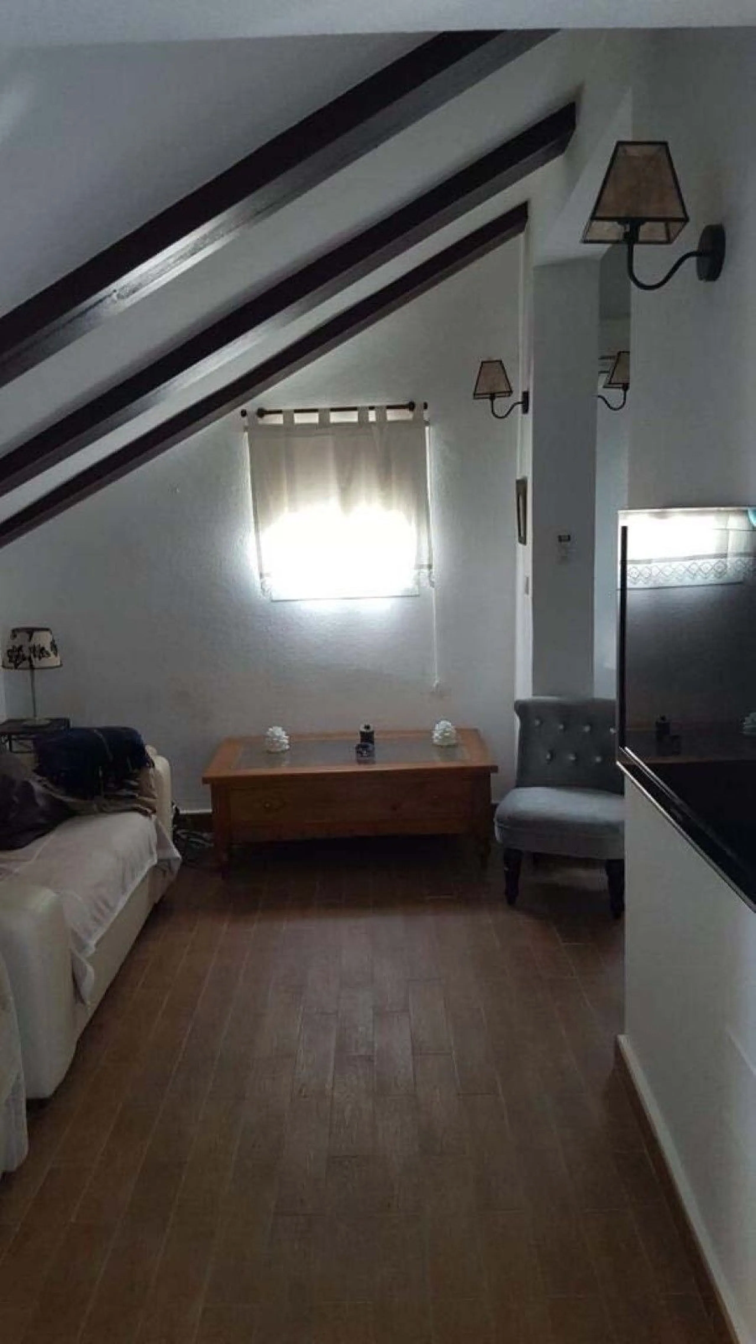 Fantastic townhouse for sale in Los Naranjos. It has 4 bedrooms, 2 bathrooms, guest toilette, spacious lounge and dining area with big porche, fully fitted kitchen, another porche at the entrance and 2 terraces. The complex has very nice pool and garden a