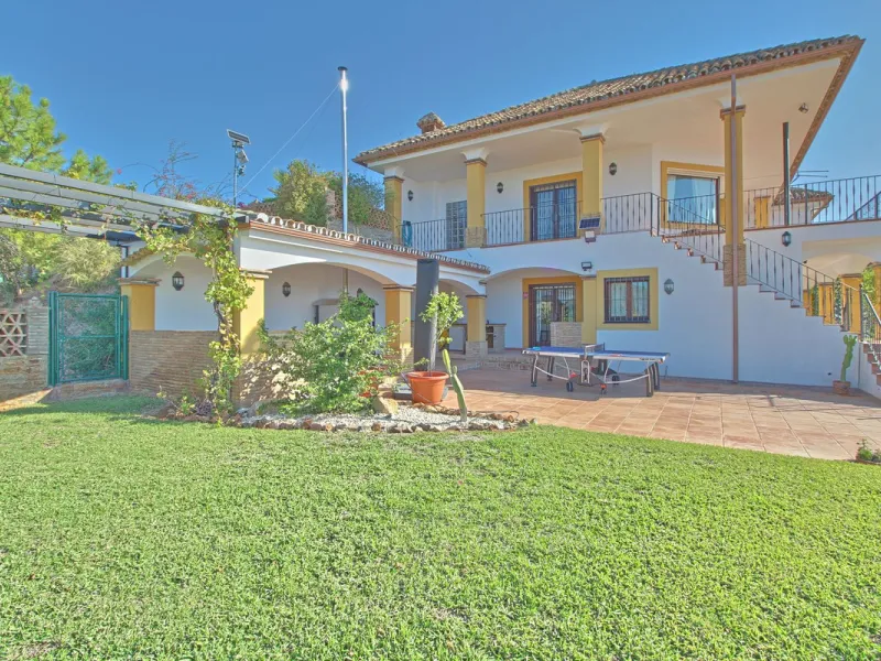 House - Finca - Cortijo в продаже в Estepona, Málaga. В доме 5 спален и 4 ванных комнат. Площадь дома 465 м². Площадь участка 61629 м²