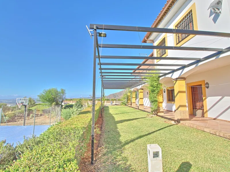 House - Finca - Cortijo в продаже в Estepona, Málaga. В доме 5 спален и 4 ванных комнат. Площадь дома 465 м². Площадь участка 61629 м²