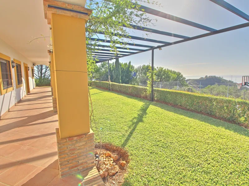 House - Finca - Cortijo в продаже в Estepona, Málaga. В доме 5 спален и 4 ванных комнат. Площадь дома 465 м². Площадь участка 61629 м²