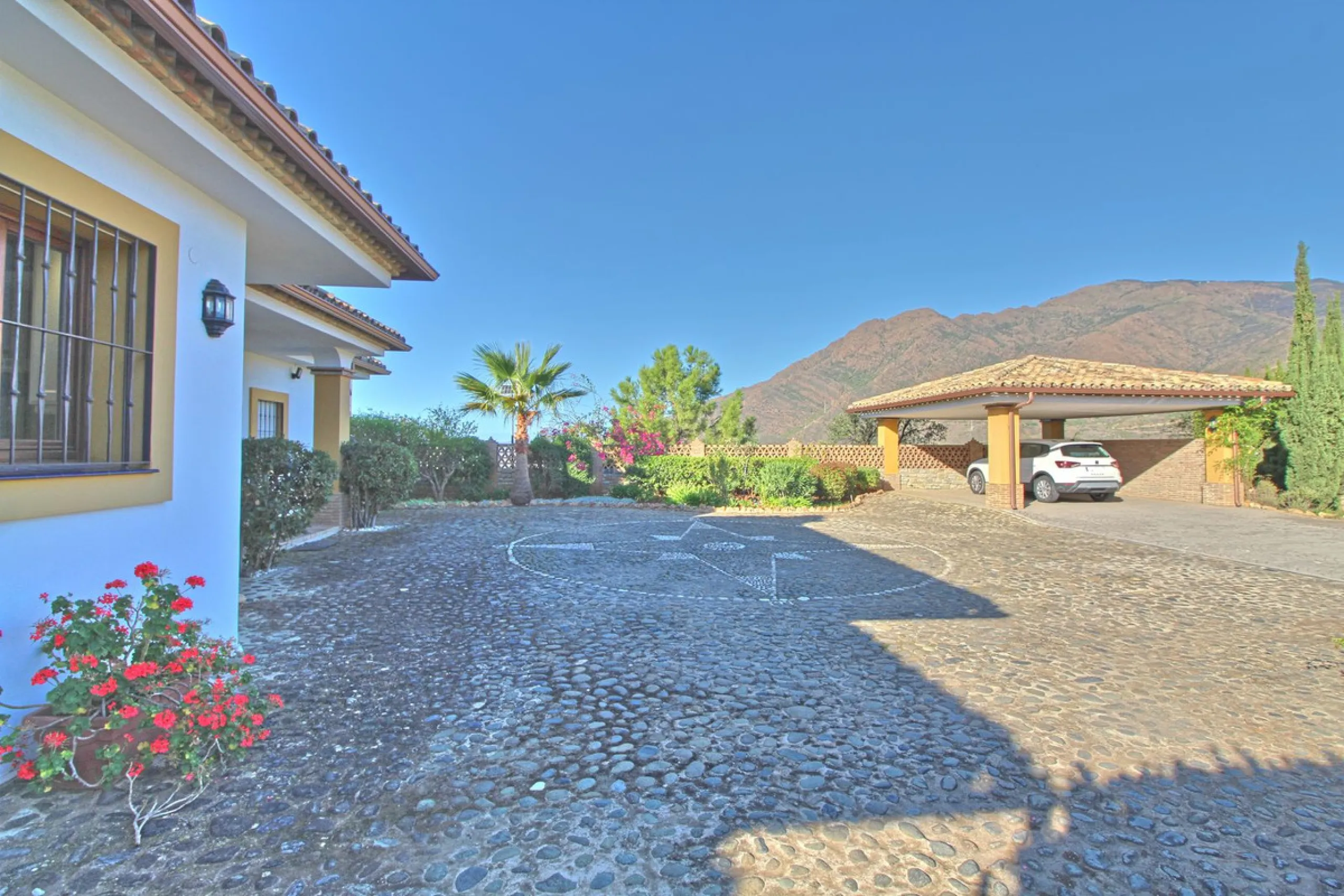 House - Finca - Cortijo в продаже в Estepona, Málaga. В доме 5 спален и 4 ванных комнат. Площадь дома 465 м². Площадь участка 61629 м²