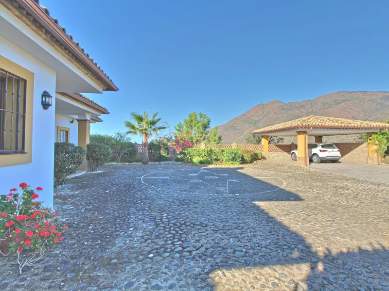 House - Finca - Cortijo в продаже в Estepona, Málaga. В доме 5 спален и 4 ванных комнат. Площадь дома 465 м². Площадь участка 61629 м²