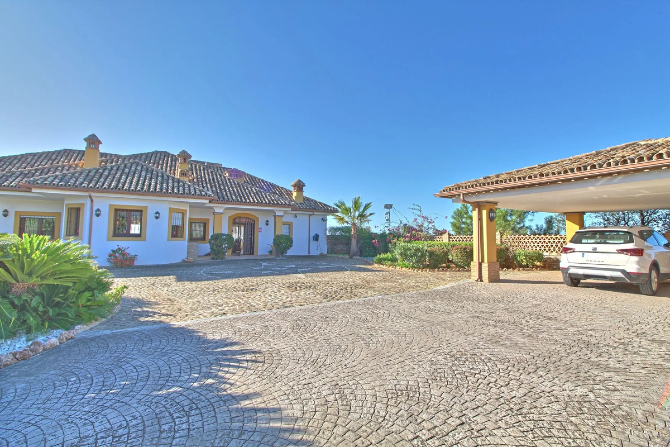 House - Finca - Cortijo в продаже в Estepona, Málaga. В доме 5 спален и 4 ванных комнат. Площадь дома 465 м². Площадь участка 61629 м²
