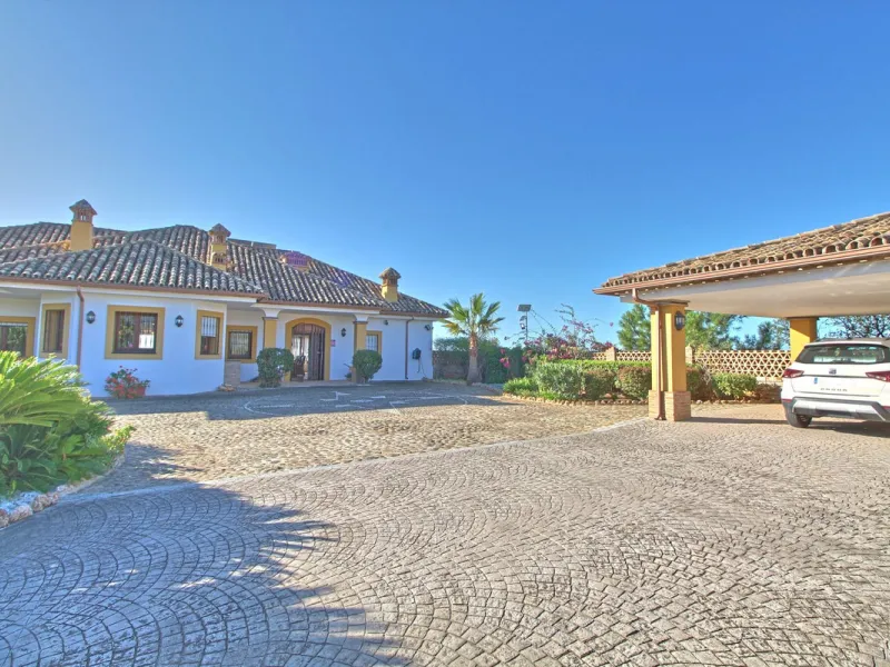 House - Finca - Cortijo в продаже в Estepona, Málaga. В доме 5 спален и 4 ванных комнат. Площадь дома 465 м². Площадь участка 61629 м²