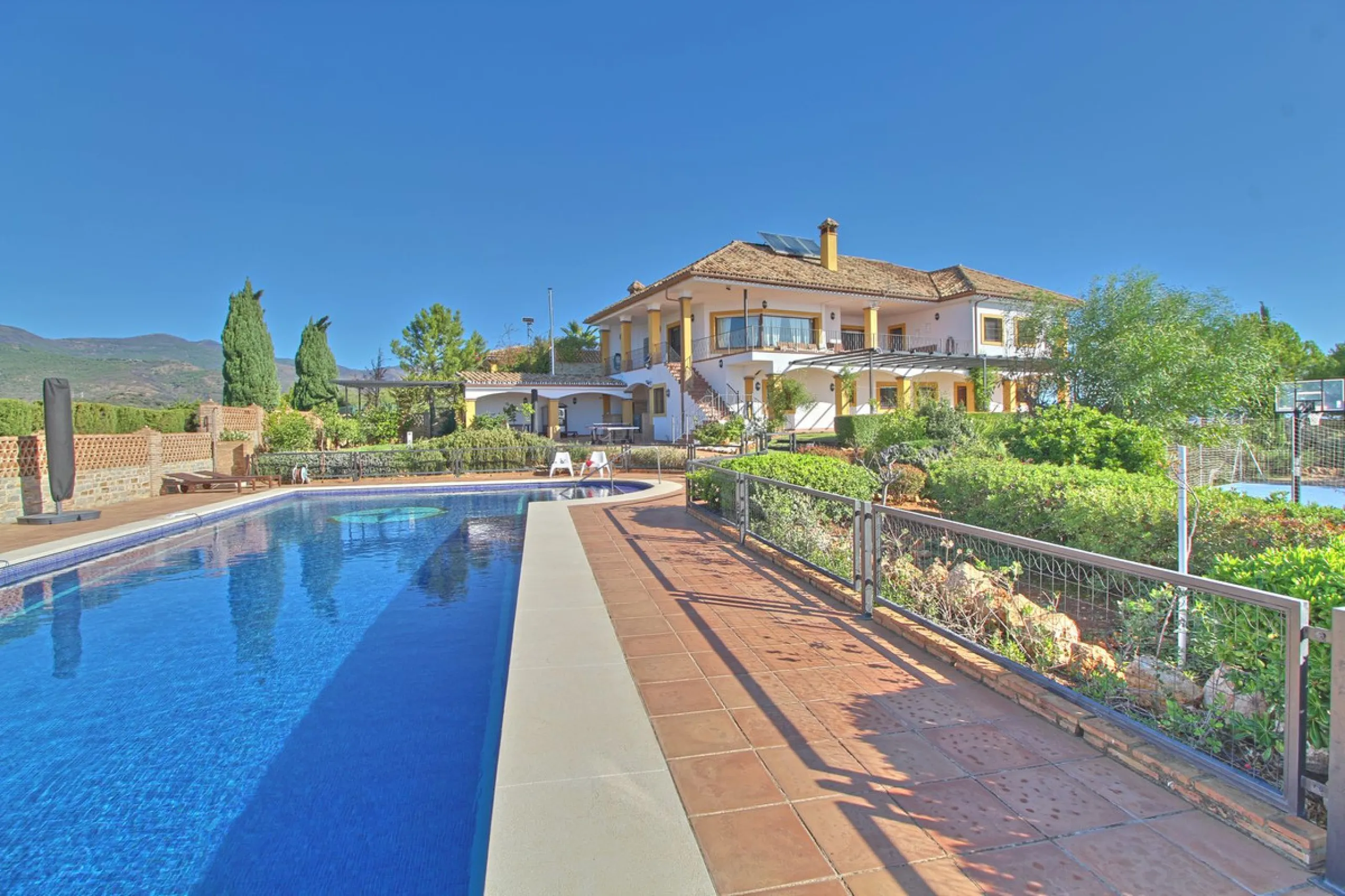 House - Finca - Cortijo в продаже в Estepona, Málaga. В доме 5 спален и 4 ванных комнат. Площадь дома 465 м². Площадь участка 61629 м²
