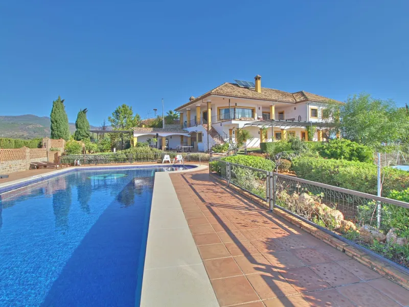 House - Finca - Cortijo в продаже в Estepona, Málaga. В доме 5 спален и 4 ванных комнат. Площадь дома 465 м². Площадь участка 61629 м²