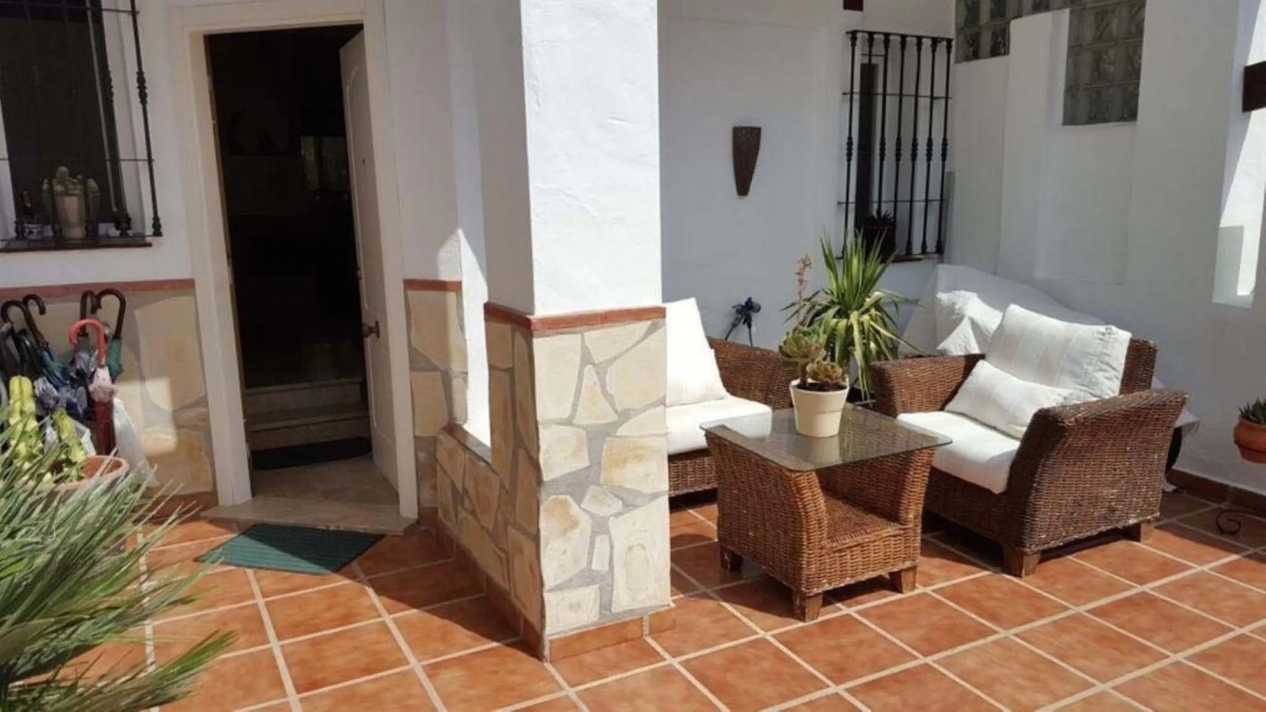 Fantastic townhouse for sale in Los Naranjos. It has 4 bedrooms, 2 bathrooms, guest toilette, spacious lounge and dining area with big porche, fully fitted kitchen, another porche at the entrance and 2 terraces. The complex has very nice pool and garden a