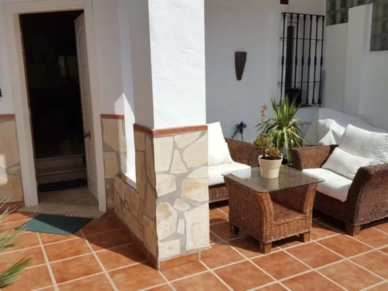 Fantastic townhouse for sale in Los Naranjos. It has 4 bedrooms, 2 bathrooms, guest toilette, spacious lounge and dining area with big porche, fully fitted kitchen, another porche at the entrance and 2 terraces. The complex has very nice pool and garden a