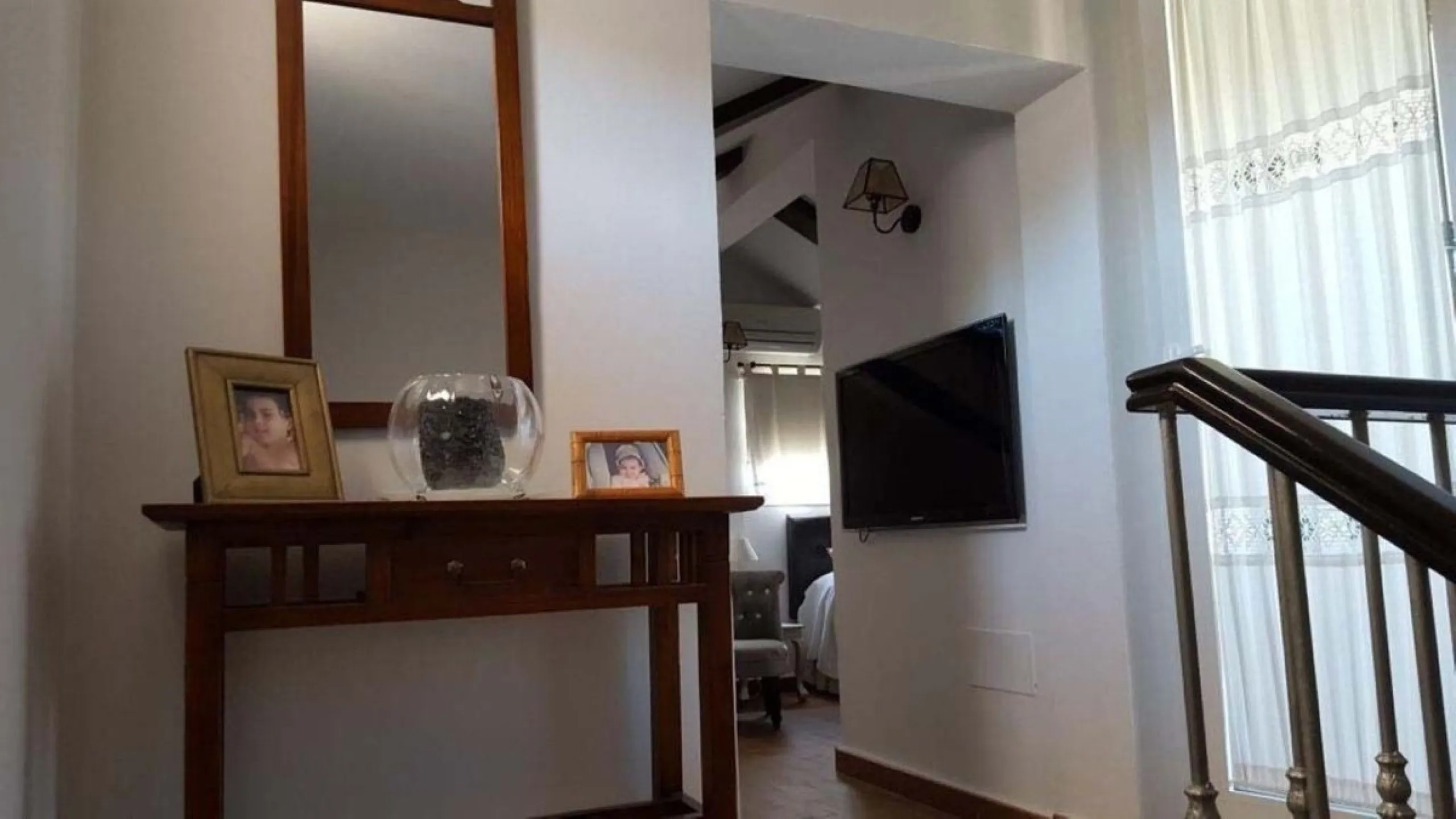 Fantastic townhouse for sale in Los Naranjos. It has 4 bedrooms, 2 bathrooms, guest toilette, spacious lounge and dining area with big porche, fully fitted kitchen, another porche at the entrance and 2 terraces. The complex has very nice pool and garden a