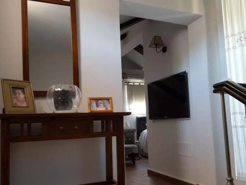 Fantastic townhouse for sale in Los Naranjos. It has 4 bedrooms, 2 bathrooms, guest toilette, spacious lounge and dining area with big porche, fully fitted kitchen, another porche at the entrance and 2 terraces. The complex has very nice pool and garden a