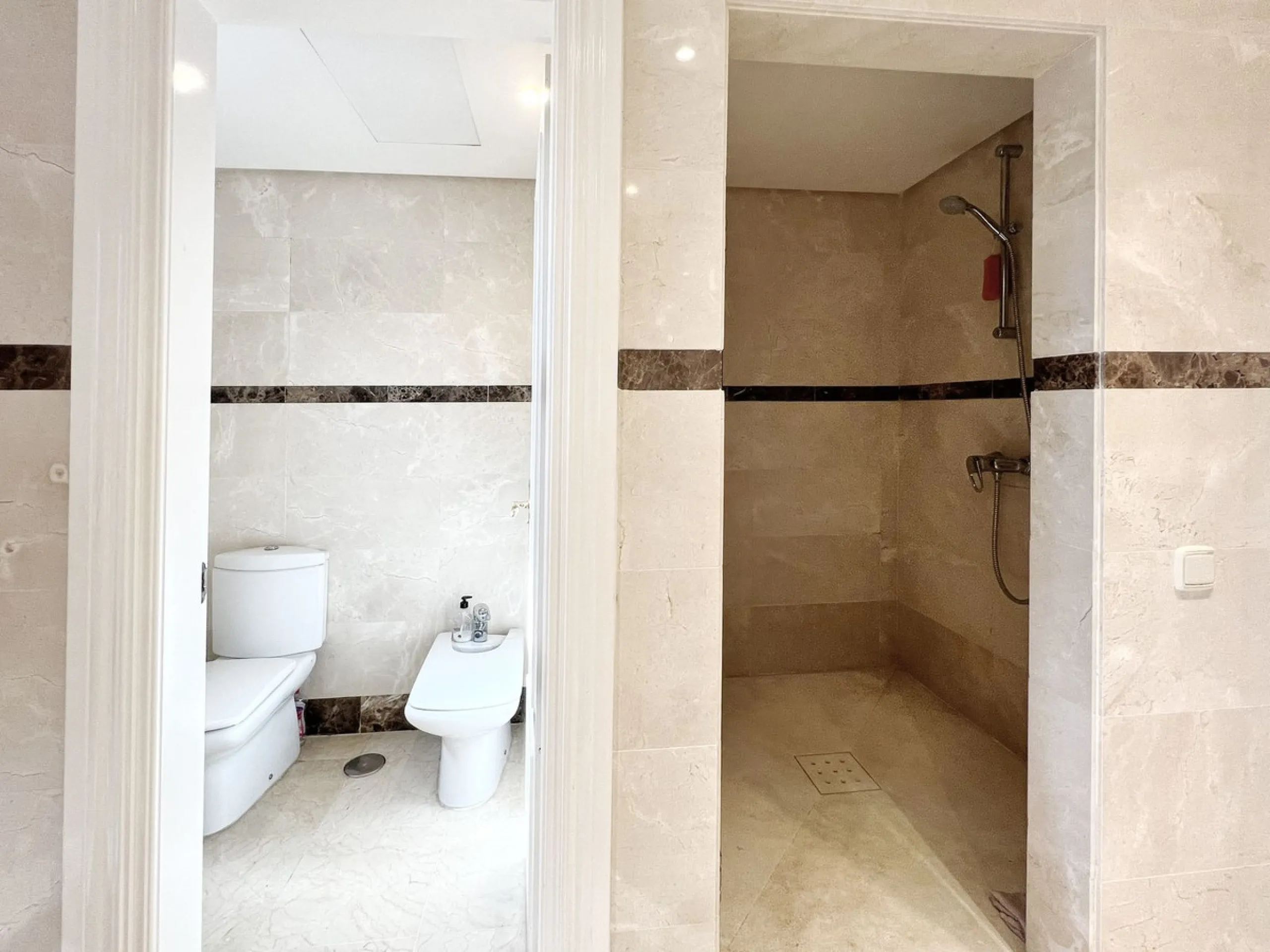 "A three bedroom duplex penthouse in La Alzambra Hill Club, a 24hr gated and secure development, set on lush tropical gardens with waterfalls, communal swimming pool and a gymnasium.
