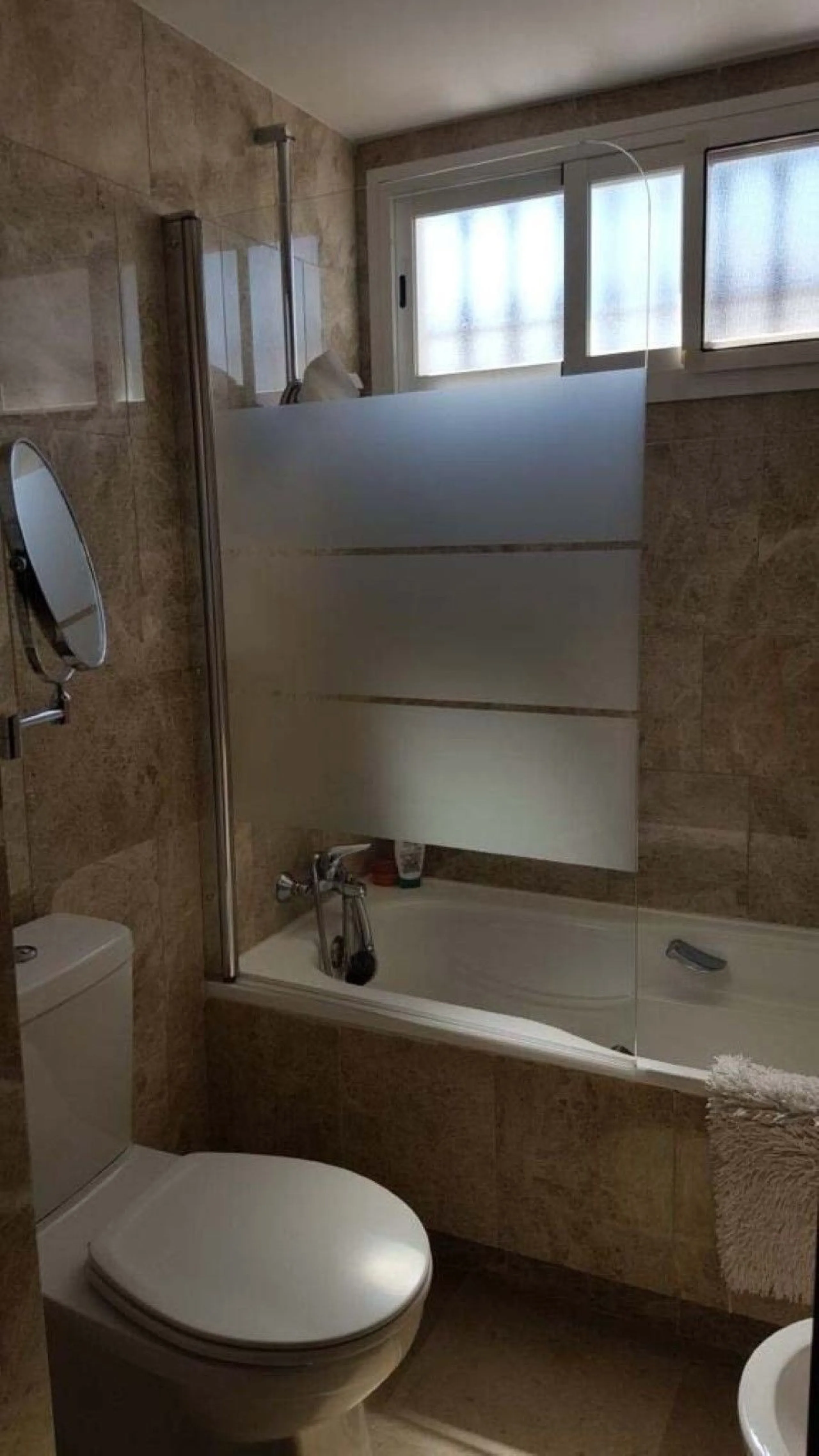 Fantastic townhouse for sale in Los Naranjos. It has 4 bedrooms, 2 bathrooms, guest toilette, spacious lounge and dining area with big porche, fully fitted kitchen, another porche at the entrance and 2 terraces. The complex has very nice pool and garden a