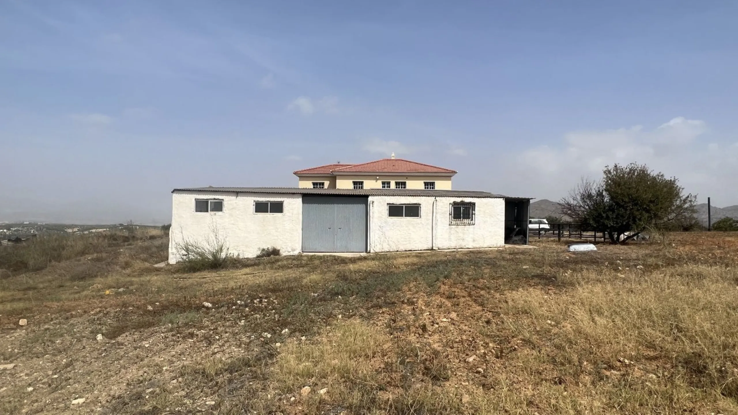 House - Finca - Cortijo в продаже в Alhaurín de la Torre, Málaga. В доме 8 спален и 2 ванных комнат. Площадь дома 489 м². Площадь участка 28447 м²