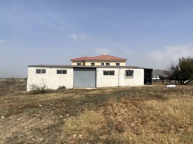 This magnificent property, nestled in a vast plot of over 28,000m², is a real gem for horse lovers or entrepreneurs looking to develop a tourism project. Located just 20 minutes from the city of Málaga, a tarmac road takes you to this idyllic spot.