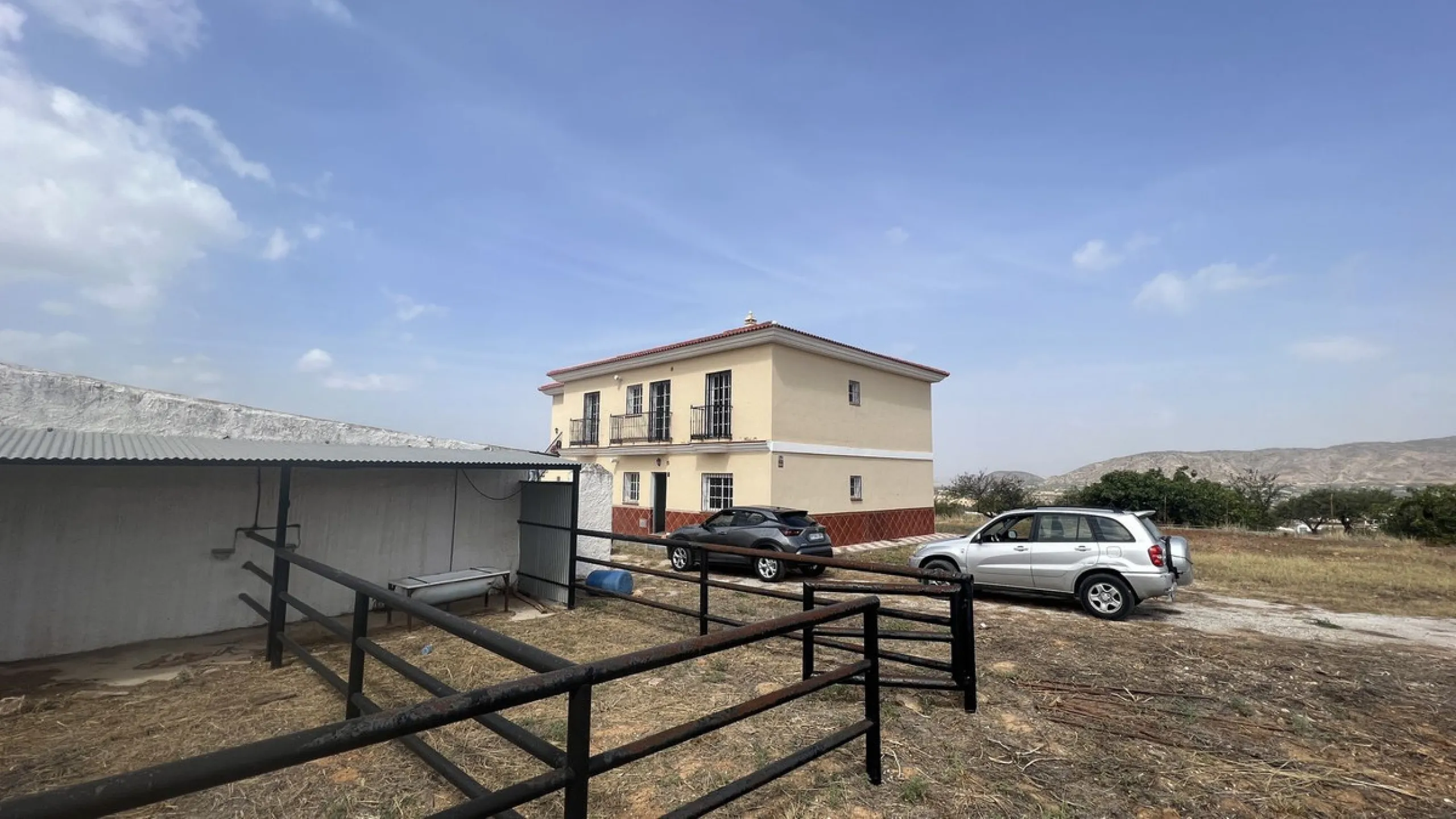 House - Finca - Cortijo в продаже в Alhaurín de la Torre, Málaga. В доме 8 спален и 2 ванных комнат. Площадь дома 489 м². Площадь участка 28447 м²