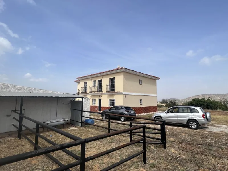 House - Finca - Cortijo в продаже в Alhaurín de la Torre, Málaga. В доме 8 спален и 2 ванных комнат. Площадь дома 489 м². Площадь участка 28447 м²