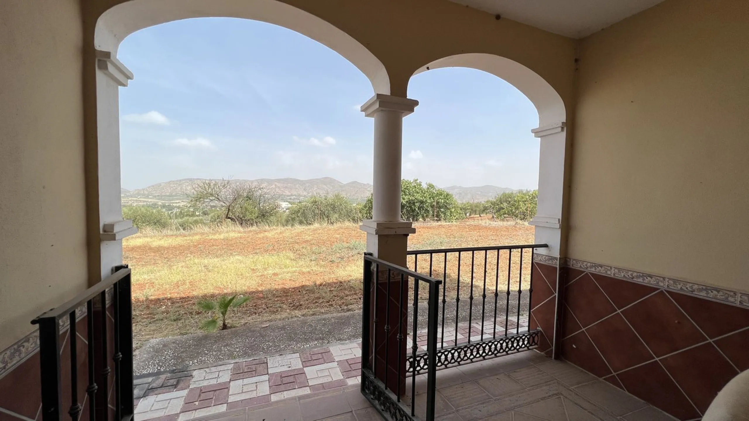 House - Finca - Cortijo в продаже в Alhaurín de la Torre, Málaga. В доме 8 спален и 2 ванных комнат. Площадь дома 489 м². Площадь участка 28447 м²