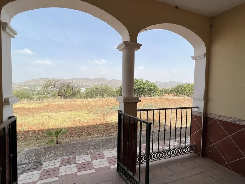 House - Finca - Cortijo в продаже в Alhaurín de la Torre, Málaga. В доме 8 спален и 2 ванных комнат. Площадь дома 489 м². Площадь участка 28447 м²