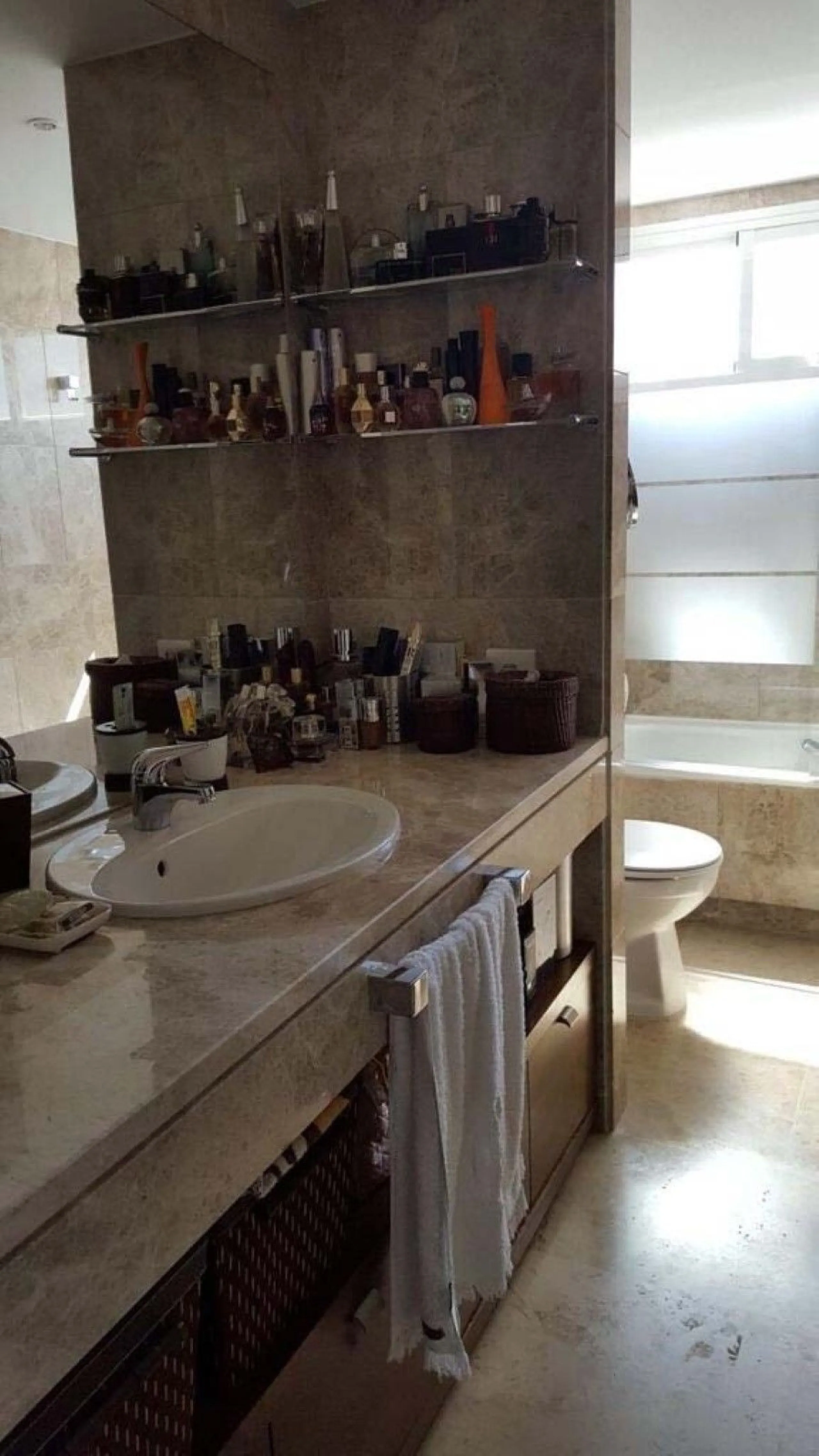 Fantastic townhouse for sale in Los Naranjos. It has 4 bedrooms, 2 bathrooms, guest toilette, spacious lounge and dining area with big porche, fully fitted kitchen, another porche at the entrance and 2 terraces. The complex has very nice pool and garden a