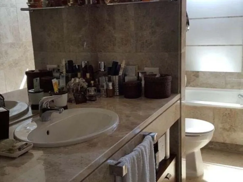 Fantastic townhouse for sale in Los Naranjos. It has 4 bedrooms, 2 bathrooms, guest toilette, spacious lounge and dining area with big porche, fully fitted kitchen, another porche at the entrance and 2 terraces. The complex has very nice pool and garden a