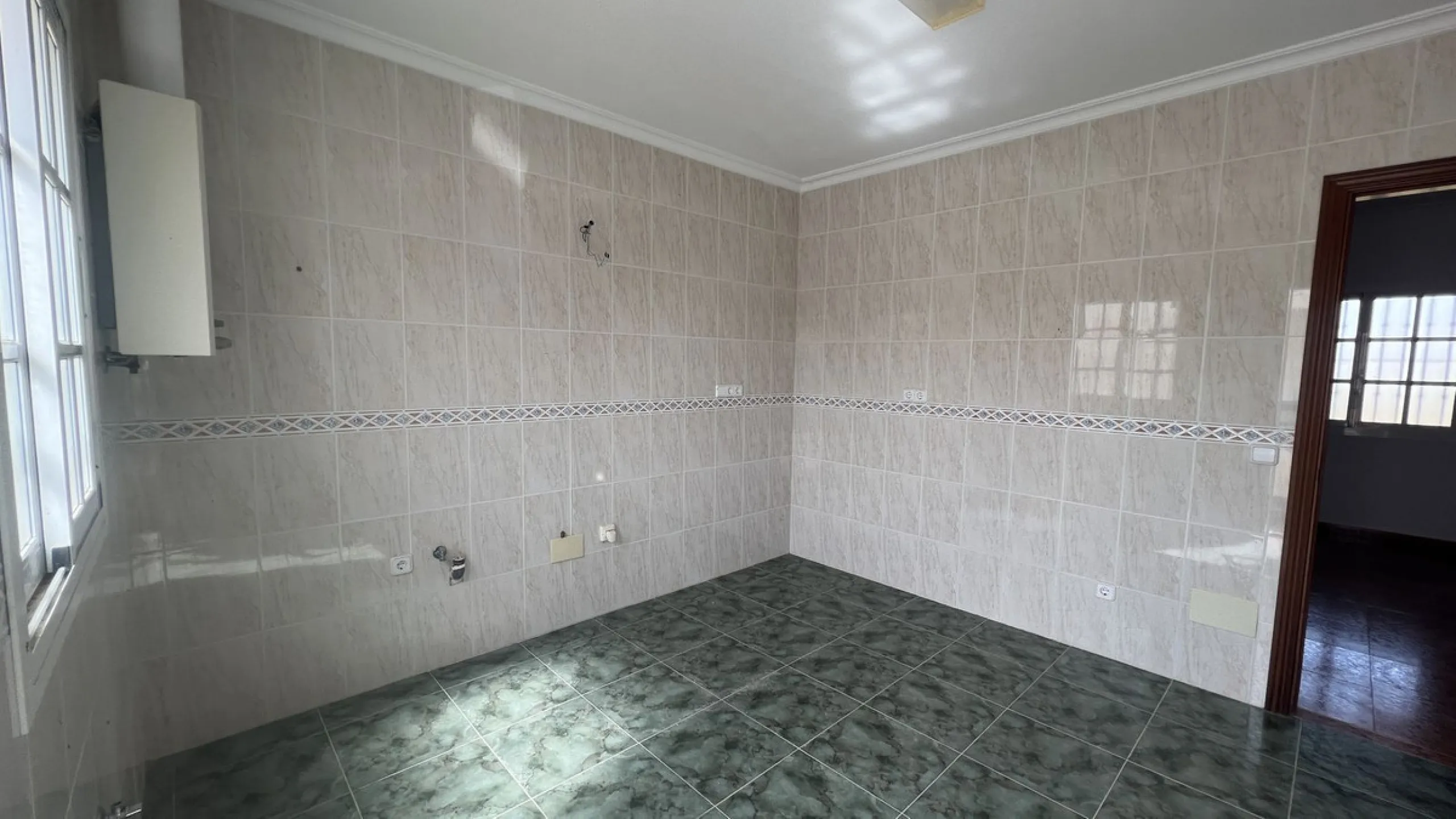House - Finca - Cortijo в продаже в Alhaurín de la Torre, Málaga. В доме 8 спален и 2 ванных комнат. Площадь дома 489 м². Площадь участка 28447 м²