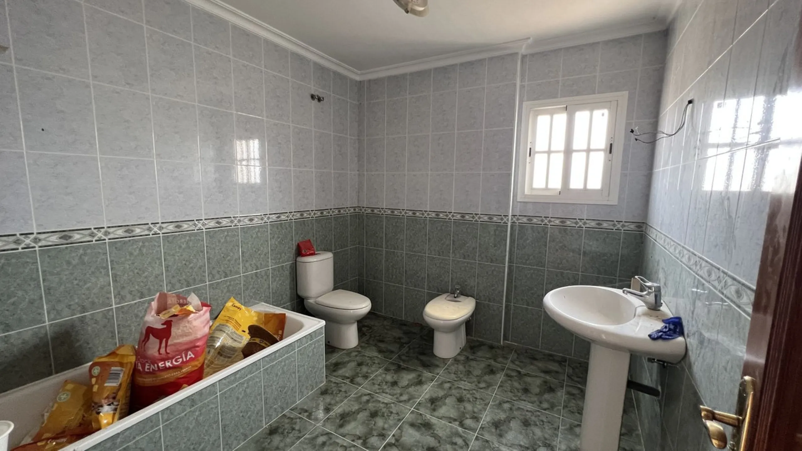 House - Finca - Cortijo в продаже в Alhaurín de la Torre, Málaga. В доме 8 спален и 2 ванных комнат. Площадь дома 489 м². Площадь участка 28447 м²