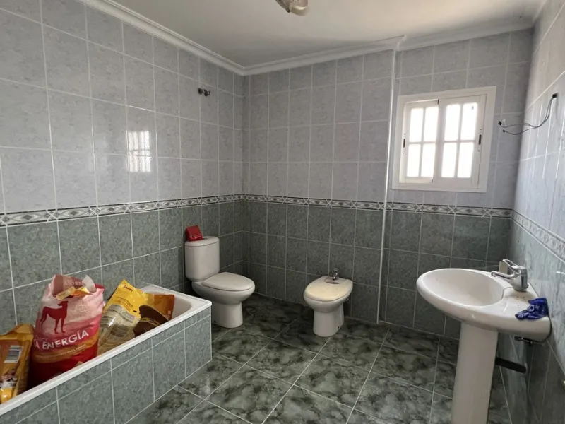 House - Finca - Cortijo в продаже в Alhaurín de la Torre, Málaga. В доме 8 спален и 2 ванных комнат. Площадь дома 489 м². Площадь участка 28447 м²