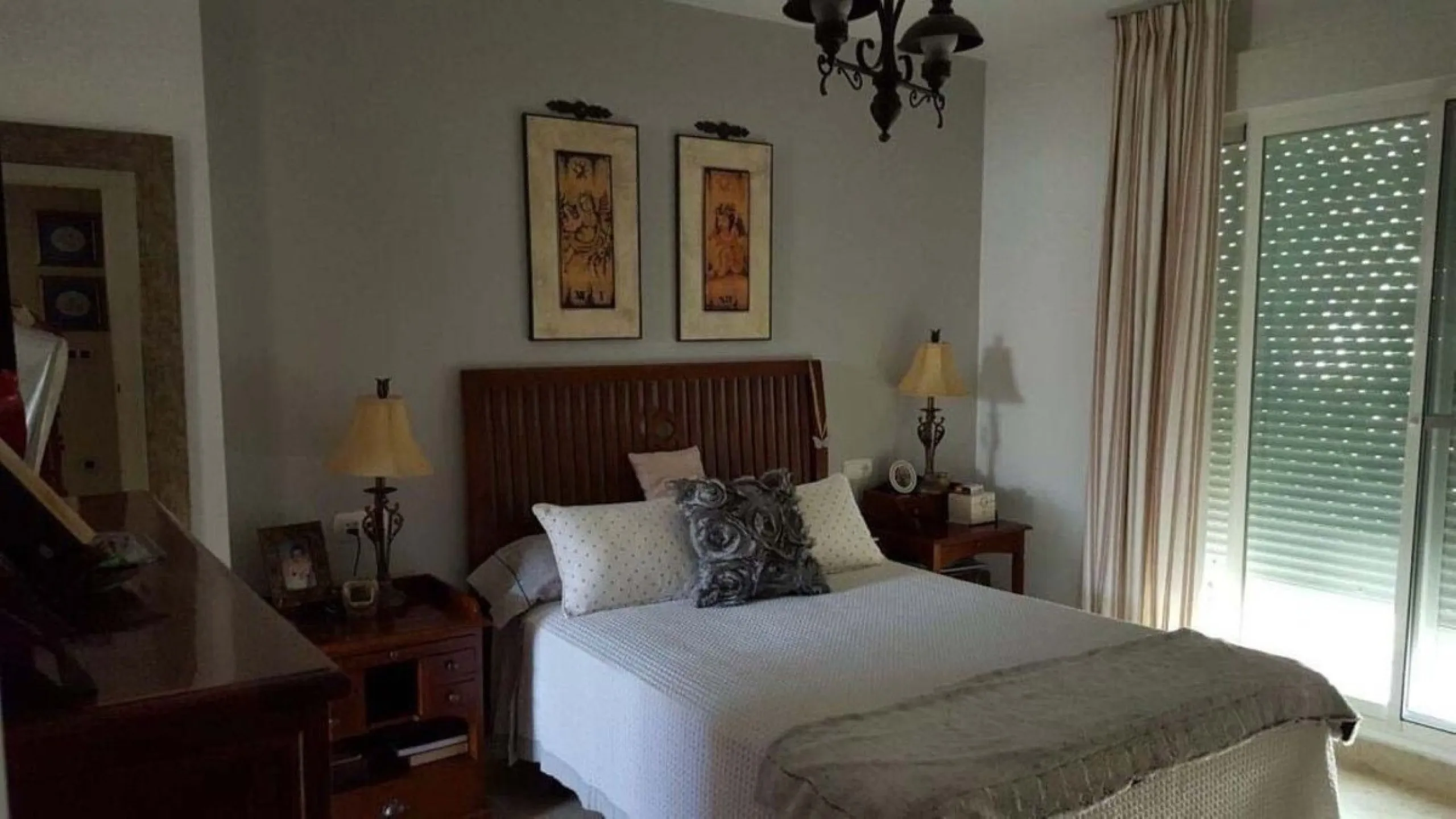 Fantastic townhouse for sale in Los Naranjos. It has 4 bedrooms, 2 bathrooms, guest toilette, spacious lounge and dining area with big porche, fully fitted kitchen, another porche at the entrance and 2 terraces. The complex has very nice pool and garden a