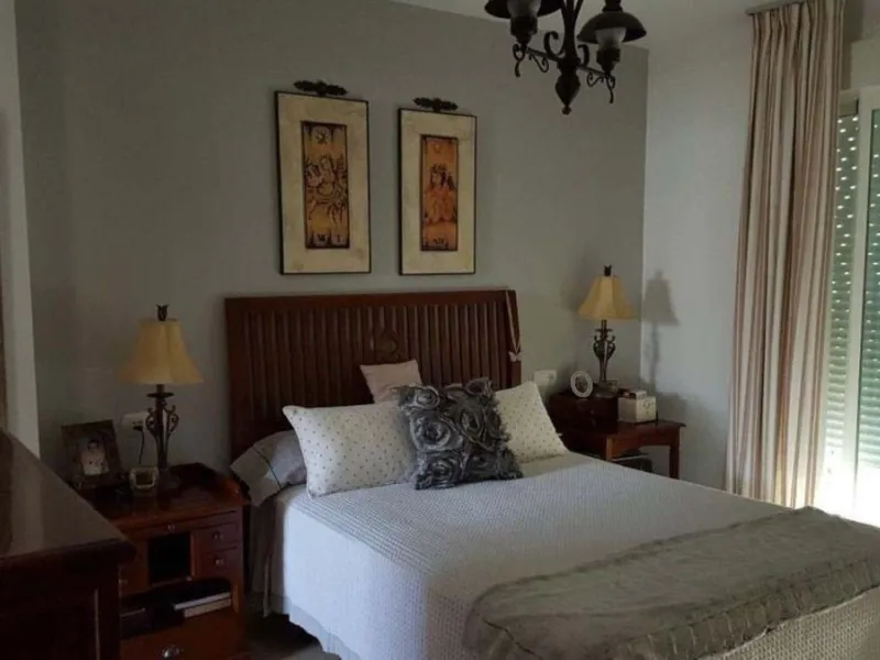 Fantastic townhouse for sale in Los Naranjos. It has 4 bedrooms, 2 bathrooms, guest toilette, spacious lounge and dining area with big porche, fully fitted kitchen, another porche at the entrance and 2 terraces. The complex has very nice pool and garden a